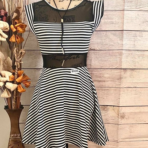 Forever 21 Dresses & Skirts - FOREVER21 WHITE AND BLACK DRESS